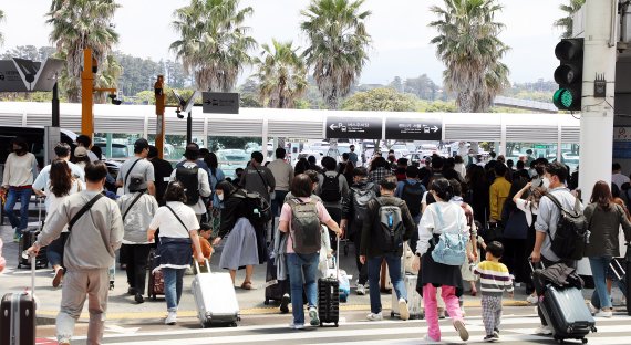 어린이날인 5일 제주국제공항이 관광객들로 붐비고 있다. 제주관광협회는 지난 4일부터 8일까지 징검다리 연휴 동안 제주에 20만4000명이 온다고 예상했다.2022.5.5/뉴스1 © News1 고동명 기자