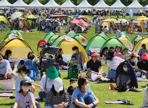 어린이날 "캠핑 가고 싶다＂는 어린이들의 의견을 반영해 천안시민체육공원 잔디 광장에 텐트 100개가 설치됐다.© 뉴스1