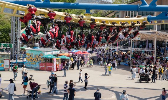 어린이날인 5일 서울 광진구 서울어린이대공원을 찾은 어린이들과 가족들이 놀이기구를 타며 즐거운 시간을 보내고 있다. 2022.5.5/뉴스1 © News1 이재명 기자