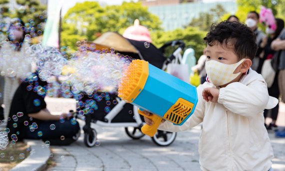 어린이날인 5일 서울 광진구 서울어린이대공원을 찾은 어린이가 비눗방울 놀이를 하고 있다. 2022.5.5/뉴스1 © News1 이재명 기자