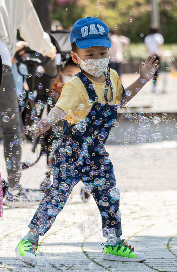 어린이날인 5일 서울 광진구 서울어린이대공원을 찾은 어린이들이 비눗방울 놀이를 하며 즐거운 시간을 보내고 있다. 2022.5.5/뉴스1 © News1 이재명 기자
