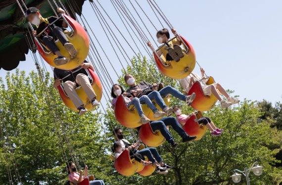 어린이날인 5일 서울 광진구 서울어린이대공원을 찾은 어린이들과 가족들이 놀이기구를 타며 즐거운 시간을 보내고 있다. 2022.5.5/뉴스1 © News1 이재명 기자