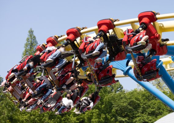 어린이날인 5일 서울 광진구 서울어린이대공원을 찾은 어린이들과 가족들이 놀이기구를 타며 즐거운 시간을 보내고 있다. 2022.5.5/뉴스1 © News1 이재명 기자