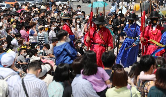 제100주년 어린이날인 5일 오전 서울 경복궁을 찾은 시민들이 광화문 파수의식을 지켜보고 있다. 2022.5.5/뉴스1 © News1 구윤성 기자