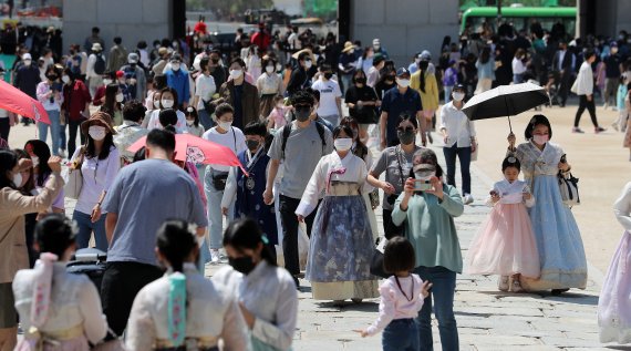 제100주년 어린이날인 5일 오전 서울 경복궁을 찾은 시민들이 나들이를 즐기고 있다. 2022.5.5/뉴스1 © News1 구윤성 기자