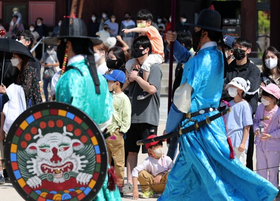 제100주년 어린이날인 5일 오전 서울 경복궁을 찾은 가족들이 수문장 교대의식을 보고 있다. 2022.5.5/뉴스1 © News1 구윤성 기자