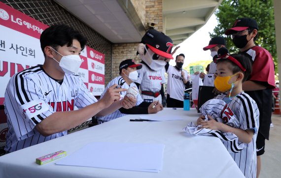 어린이날 100주년인 5일 오후 서울 송파구 잠실야구장에서 열리는 프로야구 '2022 신한은행 SOL KBO리그' 두산 베어스와 LG 트윈스의 경기를 앞두고 LG 김현수와 박해민의 사인회가 열리고 있다. 2022.5.5/뉴스1 © News1 김진환 기자