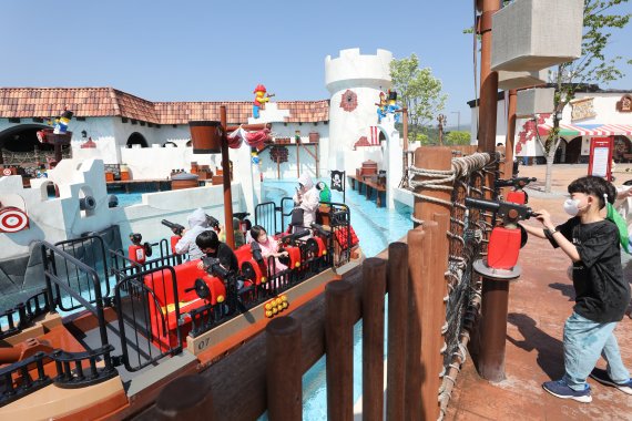 어린이날 100주년을 맞은 5일 강원 춘천시 하중도 레고랜드 코리아 리조트에서 시민들이 놀이기구를 타며 즐거운 시간을 보내고 있다. 국내 첫 글로벌 테마파크인 레고랜드는 이날 정식개장을 했다. 2022.5.5/뉴스1 © News1 ,황기선 기자