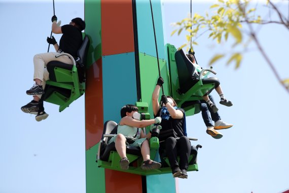 어린이날 100주년을 맞은 5일 강원 춘천시 하중도 레고랜드 코리아 리조트에서 시민들이 놀이기구를 타며 즐거운 시간을 보내고 있다. 국내 첫 글로벌 테마파크인 레고랜드는 이날 정식개장을 했다. 2022.5.5/뉴스1 © News1 ,황기선 기자