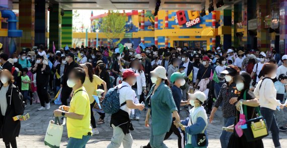 어린이날 100주년을 맞은 5일 강원 춘천시 하중도 레고랜드 코리아 리조트에서 시민들이 입장을 하고 있다. 국내 첫 글로벌 테마파크인 레고랜드는 이날 정식개장을 했다. 2022.5.5/뉴스1 © News1 ,황기선 기자