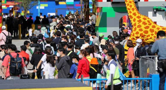 어린이날 100주년을 맞은 5일 강원 춘천시 하중도 레고랜드 코리아 리조트에서 시민들이 입장을 기다리고 있다. 국내 첫 글로벌 테마파크인 레고랜드는 이날 정식개장을 했다. 2022.5.5/뉴스1 © News1 ,황기선 기자