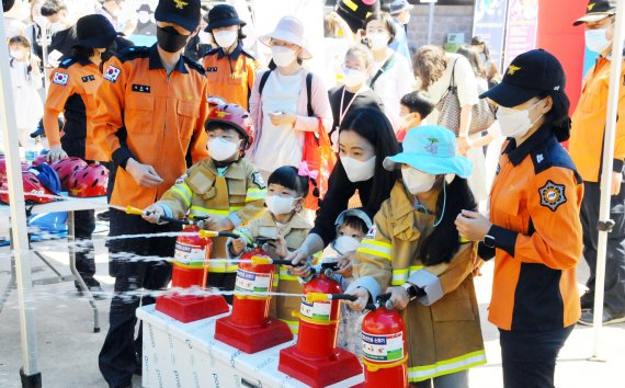 괴산군 어린이날큰잔치 추진위원회가 100회 어린이날을 맞아 5일 괴산 홍범식고택 일원에서 15회 어린이날 큰잔치 행사를 했다.© 뉴스1