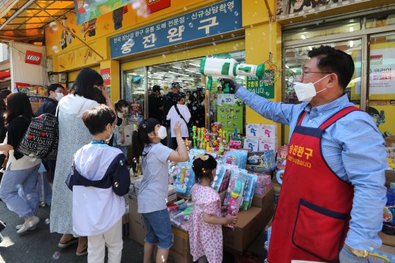어린이날 100주년을 맞은 5일 서울 종로구 창신동 문구·완구거리 승진완구에서 송동호 대표가 어린이들을 위해 비눗방울을 날리고 있다. 2022.5.5/뉴스1 © News1 안은나 기자