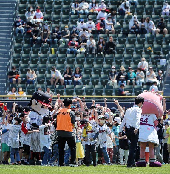 어린이날 100주년인 5일 오후 서울 송파구 잠실야구장에서 열리는 프로야구 '2022 신한은행 SOL KBO리그' 두산 베어스와 LG 트윈스의 경기를 앞두고 그라운드에서 어린이날 행사가 진행되고 있다. 2022.5.5/뉴스1 © News1 김진환 기자