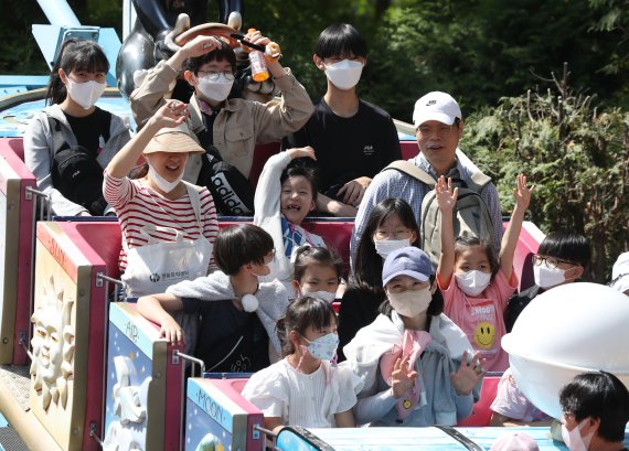 제100주년 어린이날인 5일 경기 용인 처인구 에버랜드를 찾은 어린이들과 가족들이 놀이기구를 타며 즐거운 시간을 보내고 있다. 2022.5.5/뉴스1 © News1 김영운 기자