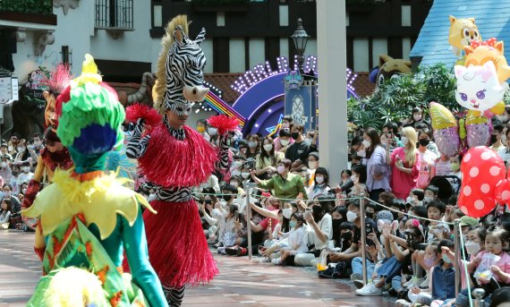 100번째 어린이날인 5일 서울 송파구 롯데월드를 찾은 가족단위 시민들이 페레이드를 관람하며 즐거운 시간을 보내고 있다. 2022.5.5/뉴스1 © News1 장수영 기자