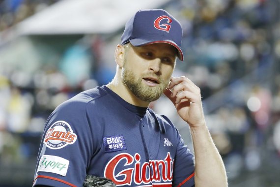 [서울=뉴시스] 최동준 기자 = 29일 서울 잠실야구장에서 열린 2022 KBO 리그 LG 트윈스 대 롯데 자이언츠의 경기, 4회말 롯데 선발 스파크맨이 교체되고 있다. 2022.04.29. photocdj@newsis.com