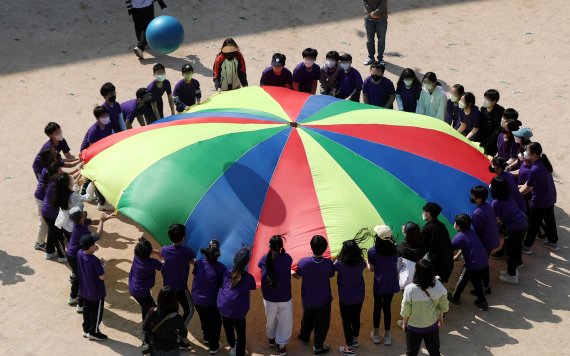 [서울=뉴시스] 추상철 기자 = 전국 모든 학교에서 정상 등교가 이뤄진 지난 2일 오전 서울 서대문구 금화초등학교에서 열린 '어린이날 체육대회'에서 어린이들이 체육활동을 하고 있다. 2022.05.05. scchoo@newsis.com