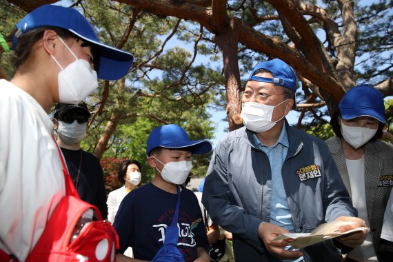 [서울=뉴시스] 전신 기자 = 문재인 대통령이 5일 청와대 녹지원에서 열린 2022년 어린이날 100주년 기념 청와대 어린이 초청행사에서 아이들에게 편지를 받고 있다. 2022.05.05. photo1006@newsis.com