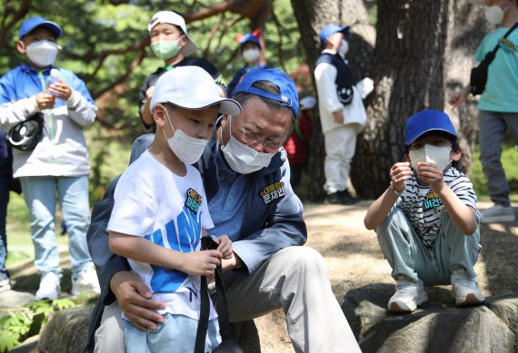 [서울=뉴시스] 전신 기자 = 문재인 대통령이 5일 청와대 녹지원에서 열린 2022년 어린이날 100주년 기념 청와대 어린이 초청행사에서 아이들과 대화하고 있다. 2022.05.05. photo1006@newsis.com