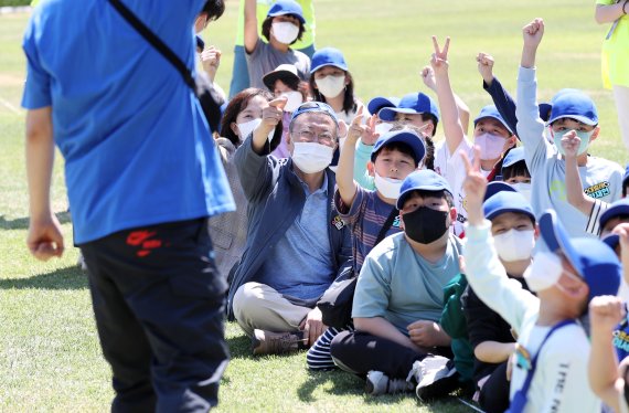 [서울=뉴시스] 전신 기자 = 문재인 대통령이 5일 청와대 녹지원에서 열린 2022년 어린이날 100주년 기념 청와대 어린이 초청행사에서 아이들과 함께 머리 위로 큰공 굴리기 경기 전 사회자와 가위바위보를 하고 있다. 2022.05.05. photo1006@newsis.com