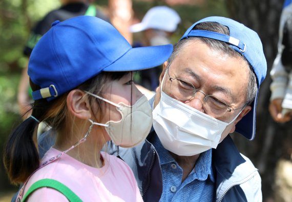 [서울=뉴시스] 전신 기자 = 문재인 대통령이 5일 청와대 녹지원에서 열린 2022년 어린이날 100주년 기념 청와대 어린이 초청행사에서 아이들과 대화하고 있다. 2022.05.05. photo1006@newsis.com