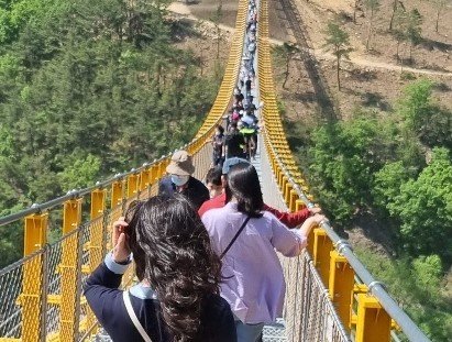 금산 월영산 출렁다리 건너는 관광객들. © 뉴스1