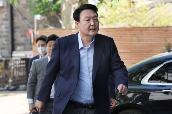 윤석열 대통령 당선인이 어린이날인 5일 자택에서 이웃 어린이들과 행사를 마친 후 서울 종로구 통의동 인수위로 출근하고 있다. 2022.5.5/뉴스1 © News1 인수위사진기자단