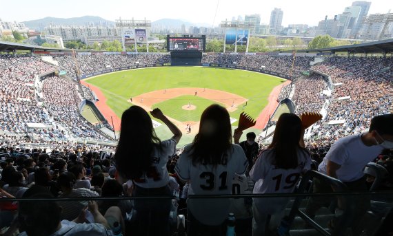 어린이날 100주년인 5일 오후 서울 송파구 잠실야구장에서 열린 프로야구 '2022 신한은행 SOL KBO리그' 두산 베어스와 LG 트윈스의 경기, LG 팬들이 열정적인 응원을 펼치고 있다. 2022.5.5/뉴스1 © News1 김진환 기자