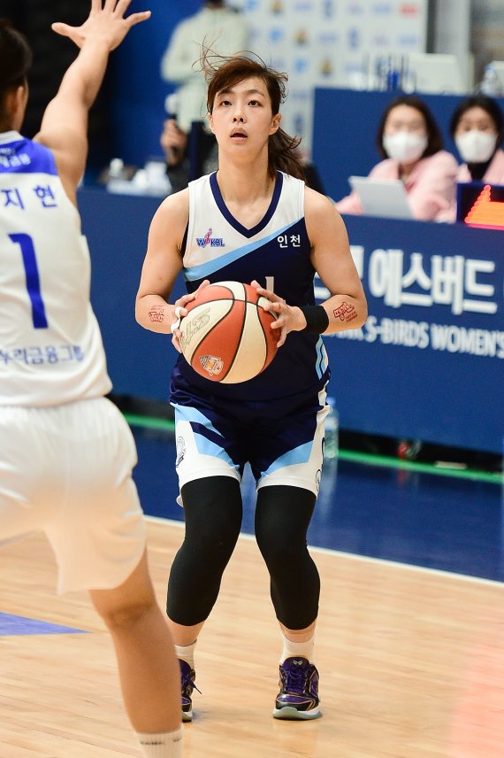 [서울=뉴시스]여자농구 신한은행 이경은 (사진 = WKBL 제공)