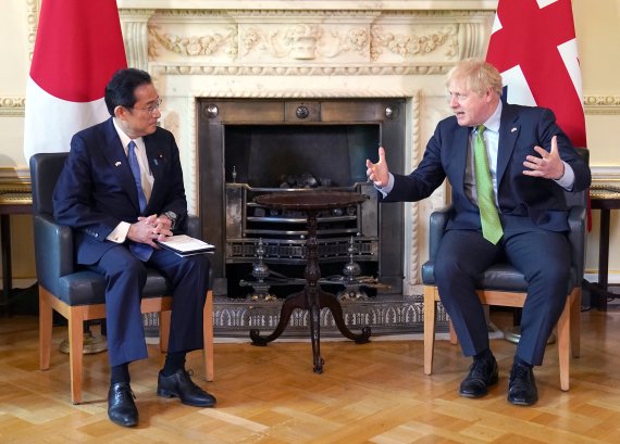 기시다 후미오 일본 총리(왼쪽)와 보리스 존슨 영국 총리가 5일(현지시간)영국 런던 다우닝가 총리 관저에서 회담을 하는 모습. 로이터 뉴스1