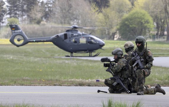 독일 연방군이 지난달 5일(현지시간) 바르트에서 탈출 훈련을 하고 있다. 독일 의회는 3일 올라프 숄츠 총리가 제안한 군 현대화 예산 1000억유로 지출을 승인했다. AP뉴시스