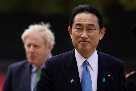 기시다 후미오 일본 총리(앞쪽 오른쪽)가 5일(현지시간)영국 런던에서 정상회담에 앞서 보리스 존슨 영국 총리과 함께 이동하는 모습. 로이터 뉴스1