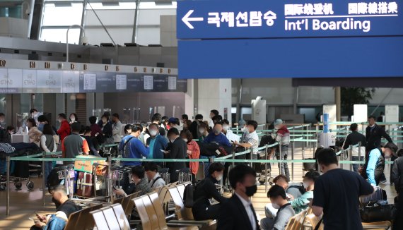 [인천공항=뉴시스] 조수정 기자 = 코로나19로 급감했던 인천국제공항 하루 이용객 수가 다시 3만명을 넘어섰다. 지난달 29일 인천국제공항 이용객수는 3만 974명으로 지난 2020년 3월 8일 3만2184명 이후 최저 3000명 이하로 급감했다가 2년만에 3만명대에 다시 진입했다. 사진은 3일 인천국제공항 제1터미널에서 출국 수속을 밟는 이용객들. 2022.05.03. chocrystal@newsis.com