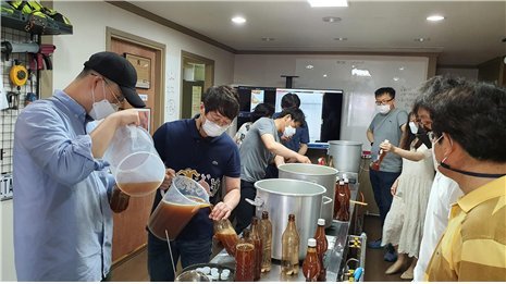 대구테크노파크가 수제맥주 전문인력 양성을 추진한다. 사진은 대구수제맥주학교에서 진행된 '2021년 수제맥주 아카데미' 교육 모습. 사진=대구테크노파크 제공