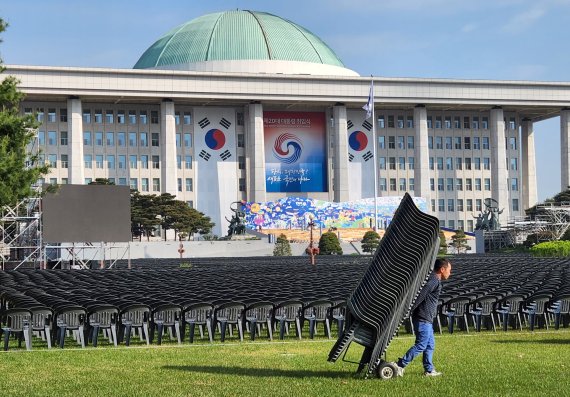 제20대 대통령 취임식을 나흘 앞둔 6일 국회 잔디광장에서 관계자들이 취임식 참석자들의 의자를 설치하고 있다. /사진=뉴시스