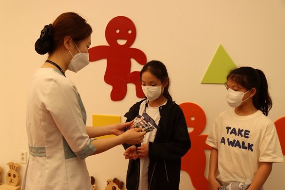 지난 4일 일산차병원에서 간호사가 아이들에게 선물을 나눠주고 있다. 차병원 제공.