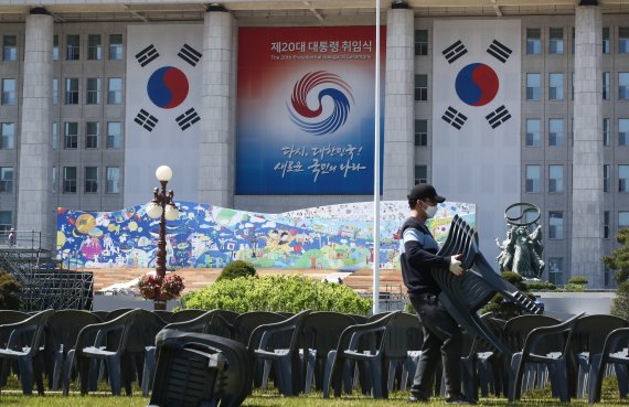 제20대 대통령 취임식을 닷새 앞둔 5일 오후 서울 여의도 국회 본관 앞에서 관계자들이 취임식 초청 인원들이 앉을 의자를 설치하고 있다. (공동취재) 2020.5.5/뉴스1 © News1 이재명 기자