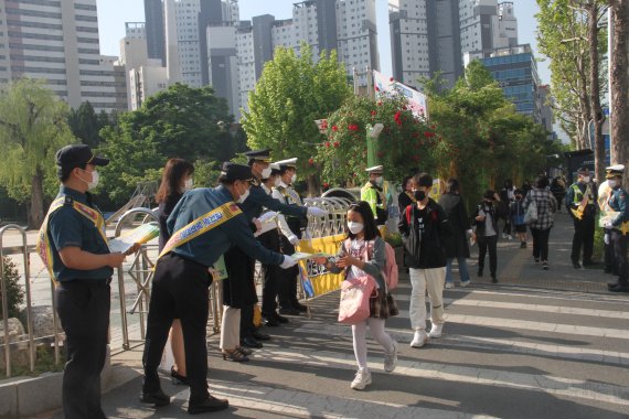 [대구=뉴시스] 고여정 기자 = 대구 중부경찰서는 개정 도로교통법 홍보를 위한 등굣길 교통안전 캠페인을 실시했다. 2022.05.06 (사진 = 대구 중부경찰서) ruding@newsis.com *재판매 및 DB 금지