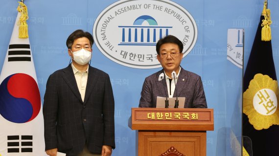 [서울=뉴시스] 김선웅 기자 = 더불어민주당 허종식 의원(오른쪽)과 박찬대 의원이 5일 오후 서울 여의도 국회 소통관에서 이재명 상임고문의 인천 계양을 국회의원 보궐선거 출마를 요청하는 기자회견을 하고 있다. (공동취재사진) 2022.05.05. photo@newsis.com