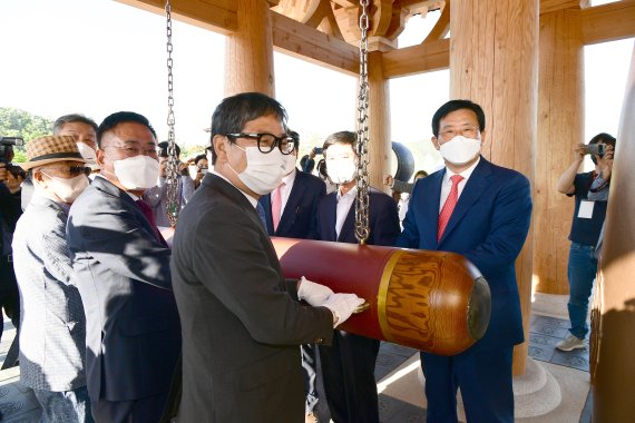 어린이날인 5일 개막된 '대가야체험축제'에서 곽용환 고령군수 등 내빈들이 대가야 대종 타종식을 하고 있다. 축제는 8일까지 대가야생활촌 일원에서 열린다. (고령군 제공) 2022.5.6/뉴스1 © News1 정우용 기자