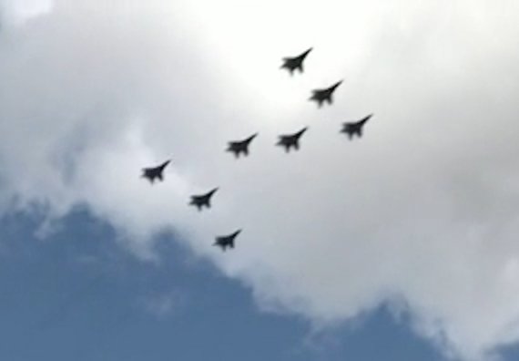 O esquadrão em forma de Z apareceu no ensaio do show aéreo russo no Dia da Vitória (vídeo)