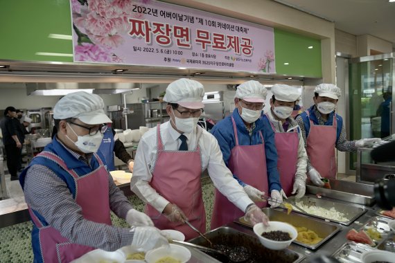 양승조 더불어민주당 충남지사 예비후보가 어버이날 기념 카네이션 대축제에서 어르신들에게 짜장면을 배식했다. (양승조 캠프 제공).© 뉴스1