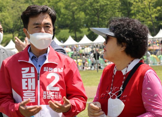 김태흠 국민의힘 충남지사 예비후보(왼쪽)가 어버이날을 맞아 충남형 세대통합주거모델 ‘리브투게더’를 추진하겠다고 밝혔다. (김태흠 캠프 제공)© 뉴스1