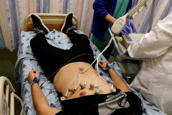 지난 2월 이스라엘 텔아비브에 위치한 한 병원에서 롱코비드 후유증을 앓고 있는 환자가 진찰을 받고 있다. © 로이터=뉴스1 © News1 원태성 기자