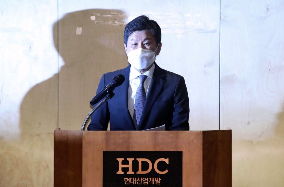 [서울=뉴시스] 홍효식 기자 = 정몽규 HDC 회장이 4일 오전 서울 용산구 HDC현대산업개발 용산 사옥에서 열린 광주 화정동 아이파크 정상화 방안 관련 추가대책 발표를 하고 있다. 2022.05.04. yesphoto@newsis.com