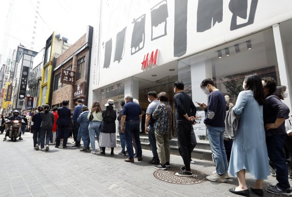 [서울=뉴시스] 고승민 기자 = 한국신용데이터에 따르면 거리두기 해제 후 전국 소상공인 평균 매출이 1주차에 전주보다 2.9%, 2주차에 전주보다 5.1% 증가한 것으로 알려진 6일 점심시간 즈음 서울 명동의 한 식당에서 시민들이 점심식사를 하기 위해 줄을 서고 있다. 이는 각각 전년 동기와 대비하면 13.9%, 16.9% 증가한 수치다. 2022.05.06. kkssmm99@newsis.com