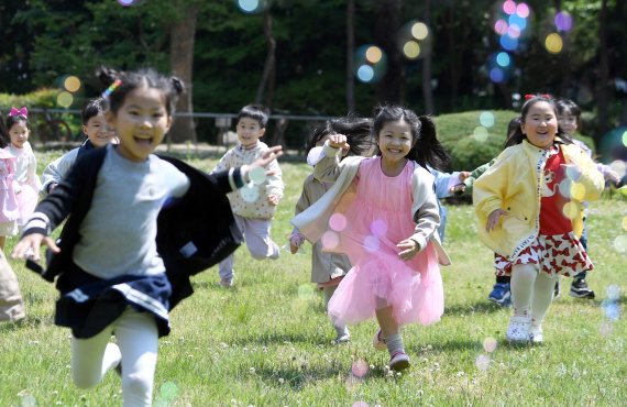 [광주=뉴시스] 류형근 기자 = 100회 어린이날을 이틀 앞둔 3일 오전 광주 북구 전남대학교 후문 잔디밭에서 북구청직장어린이집 원생들이 마스크를 벗고 야외 활동을 하고 있다. 2022.05.03. hgryu77@newsis.com