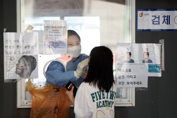 신종 코로나바이러스 감염증(코로나19) 임시선별진료소에서 시민이 검사를 받고 있다. /뉴스1