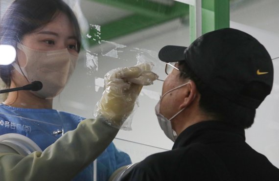 코로나19 신규 확진자가 8만1058명으로 집계된 22일 오전 서울 도봉구 창동역(서) 공영주차장에 마련된 임시선별검사소에서 시민이 검사를 받고 있다. 뉴시스